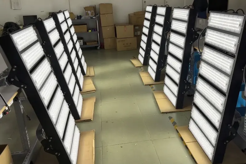 8 комплекта 2000 W LED прожектори, изпратени до Того